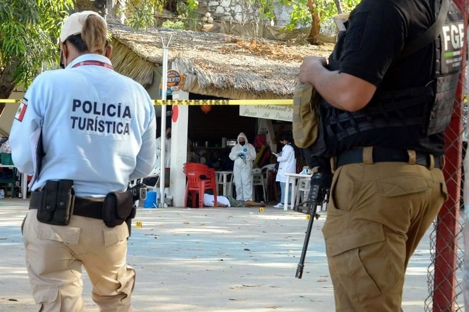 Autoridades abatieron en un enfrentamiento a dos sujetos que previamente asesinaron a dos comensales en Playa Manzanillo, en Acapulco.