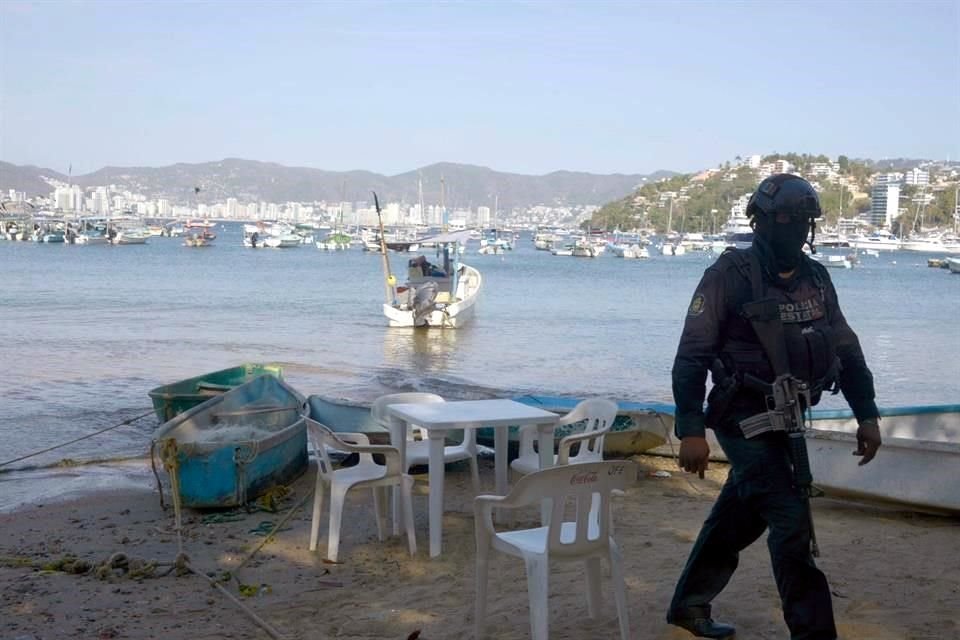 Autoridades abatieron en un enfrentamiento a dos sujetos que previamente asesinaron a dos comensales en Playa Manzanillo, en Acapulco.
