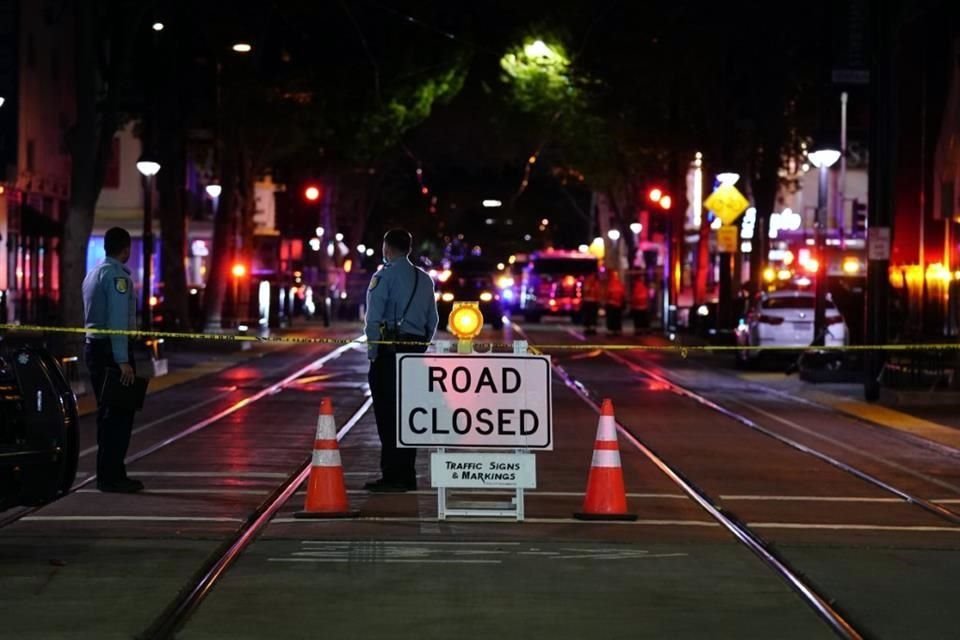 La Policía cerró calles aledañas al sitio del ataque en Sacramento.