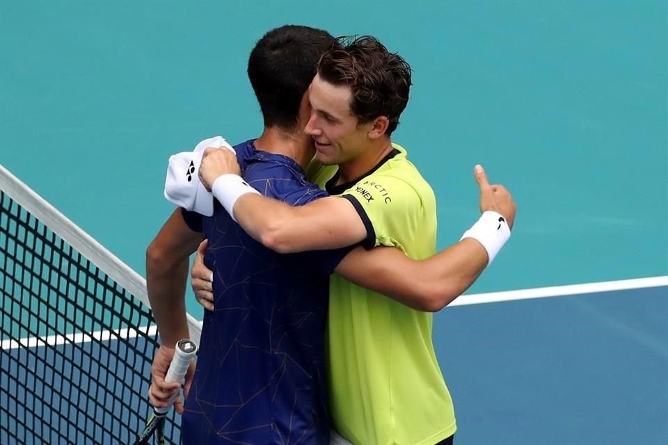 Al final del partido, ambos jugadores se fundaron en un abrazo.