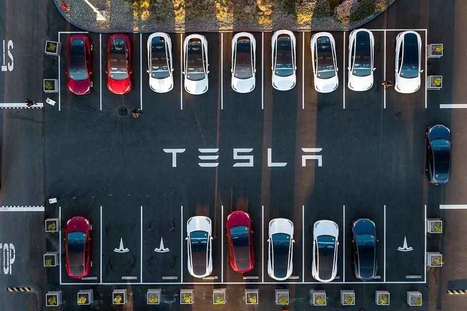 Tesla fabrica los modelos 3 e Y, así como el sedán Model S más antiguo y el crossover X en Fremont, California. La fábrica de Shanghai produce los modelos 3 e Y.