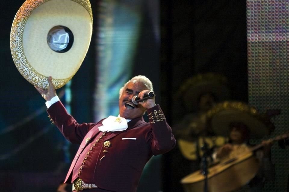 La edición 64 de los Premios Grammy inició este domingo con una ceremonia previa a la gala principal; Vicente Fernández se lleva un trofeo.