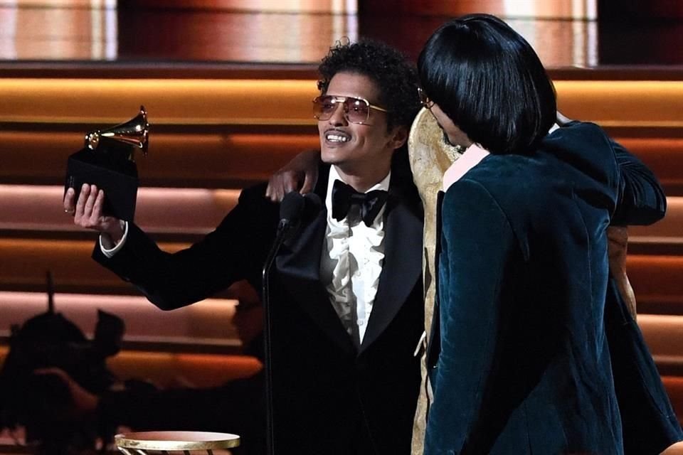 Los Premios Grammy 2022 arrancaron este domingo su gala principal con mucha sana distancia; Silk Sonic se lleva Canción del Año.