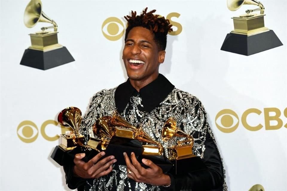 Se lleva Jon Batiste cinco premios Grammy, incluyendo Álbum del Año; le siguen Silk Sonic, banda de Bruno Mars, con cuatro galardones.