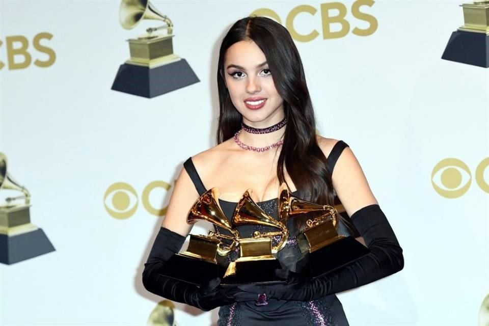 Olivia Rodrigo, de apenas 19 años, se agenció tres trofeos en la gala más importante de la música, este domingo.