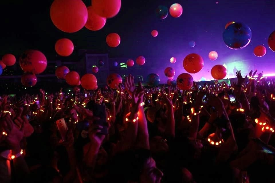 La agrupación británica Coldplay ofreció este domingo una noche llena de color y hermandad, en el primero de sus cuatro shows en la CDMX.