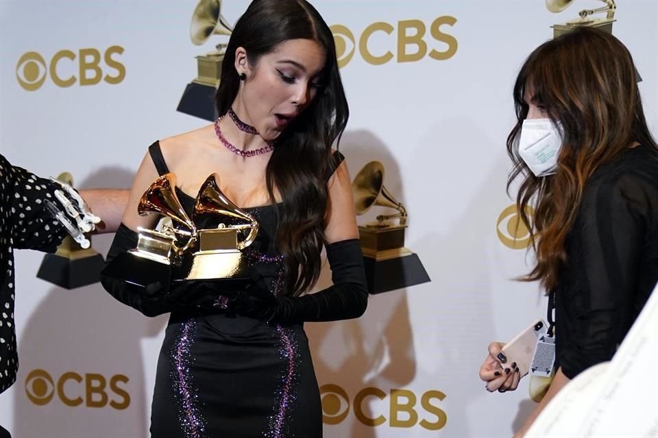 La cantante Olivia Rodrigo, que ganó tres trofeos en los Grammys de este año, tiró sin querer uno y lo rompió, como le pasó antes a Taylor Swift.