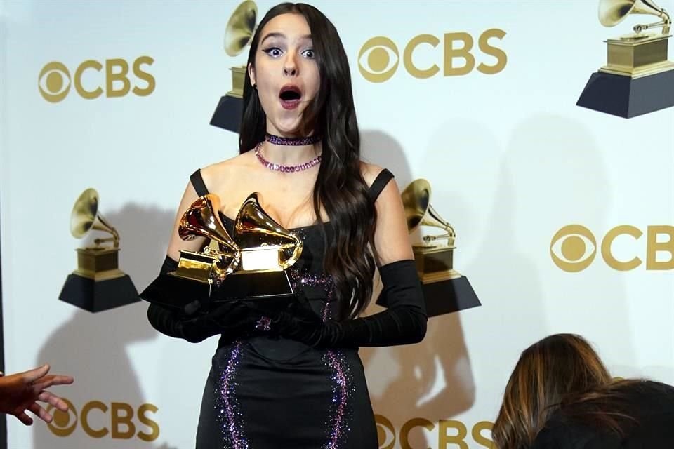 La cantante Olivia Rodrigo, que ganó tres trofeos en los Grammys de este año, tiró sin querer uno y lo rompió, como le pasó antes a Taylor Swift.