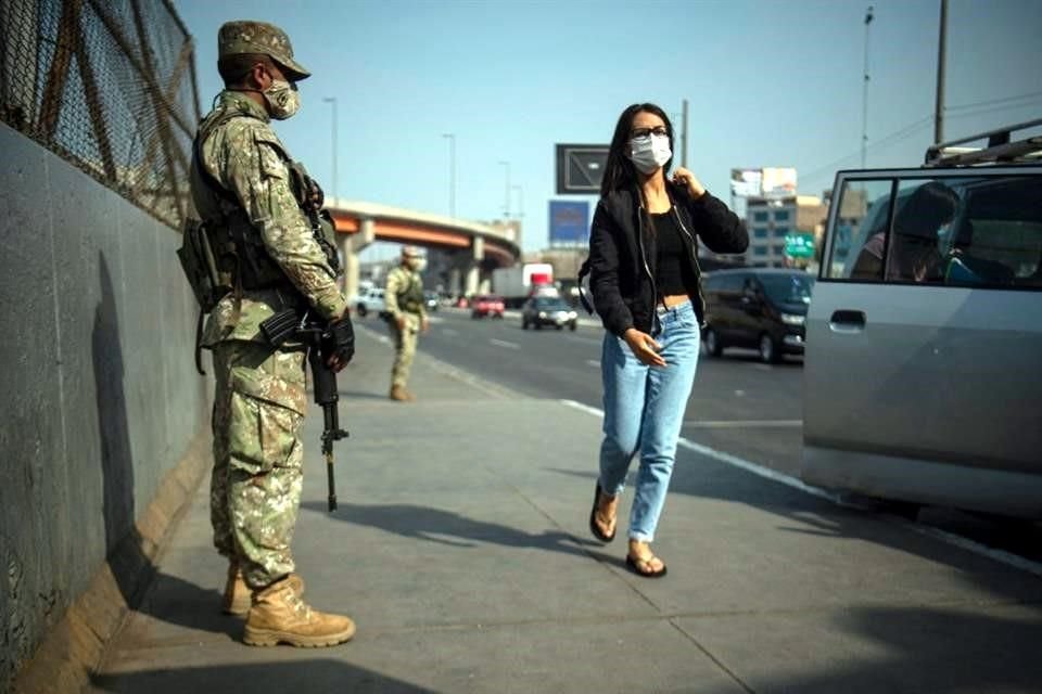 Soldados vigilan este martes una avenida en la capital de Perú, Lima.