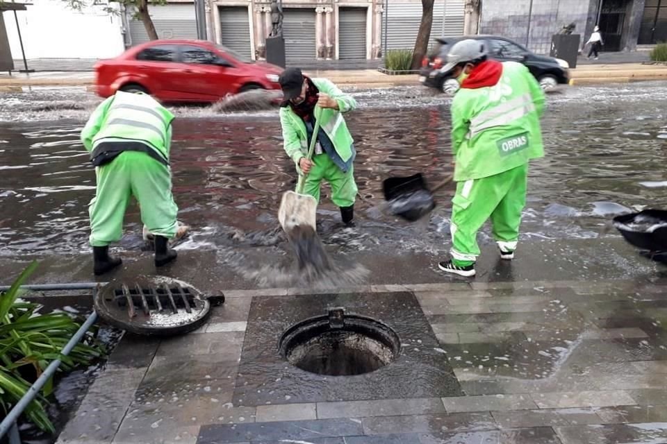 Personal de Obras drena los encharcamientos.
