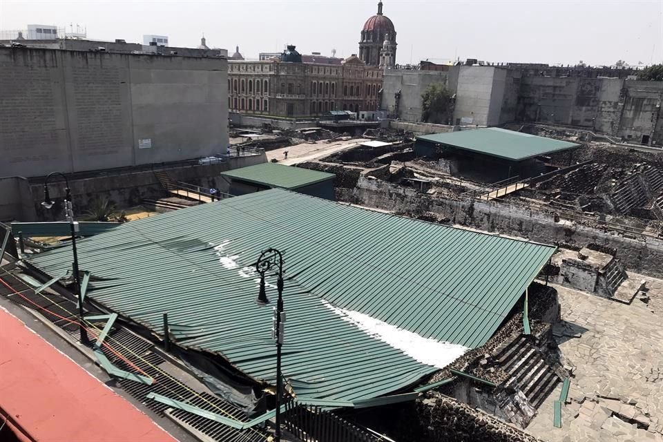 Aspectos de la techumbre del Templo Mayor dañada por el granizo.