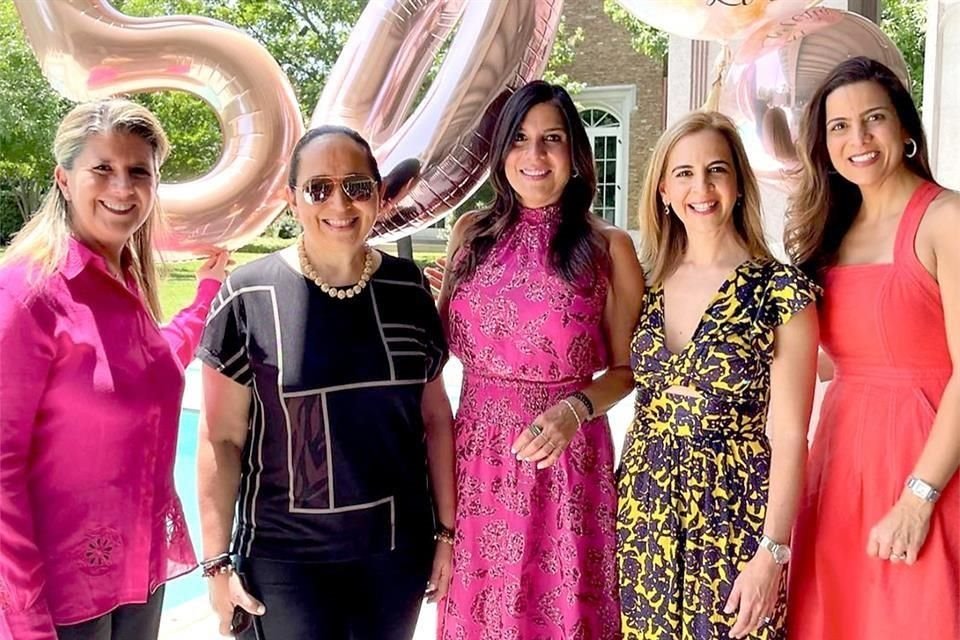 LAS ORGANIZADORAS: Martha Herrera, Consuelo Bañuelos, LA FESTEJADA, Carmen Garza T, y Gracie Canavati