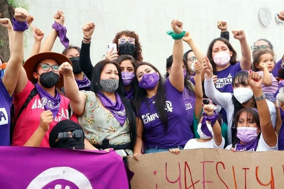 La ley contempla una pena de hasta 6 años de prisión y una multa de 89 mil 620 pesos por la difusión de imágenes sexuales sin el consentimiento de la persona involucrada.
