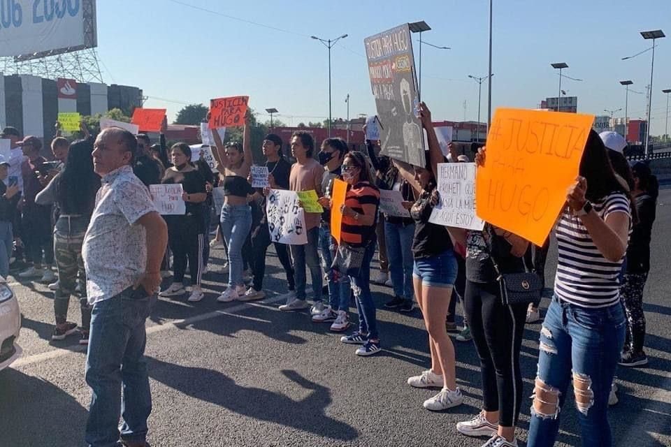 Un grupo de manifestantes bloquean Periférico para exigir justicia por el asesinato de Hugo Carbajal, delito que se registró en el Municipio de Jilotzingo.