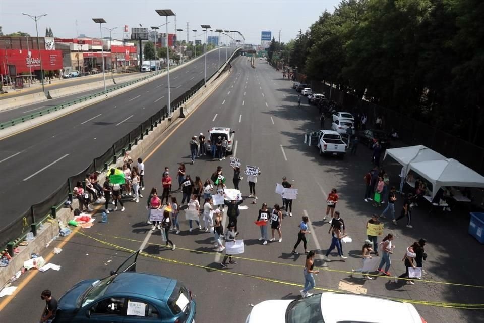 Familiares, amigos y compañeros de la víctima exigen que el responsable sea detenido y hasta que eso suceda retirarán el bloqueo.