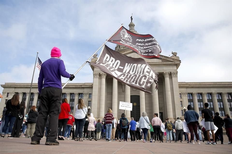 Oklahoma aprobó una ley que prohíbe el aborto casi en su totalidad y lo castiga con hasta 10 años de cárcel; Gobernador dijo la promulgará.