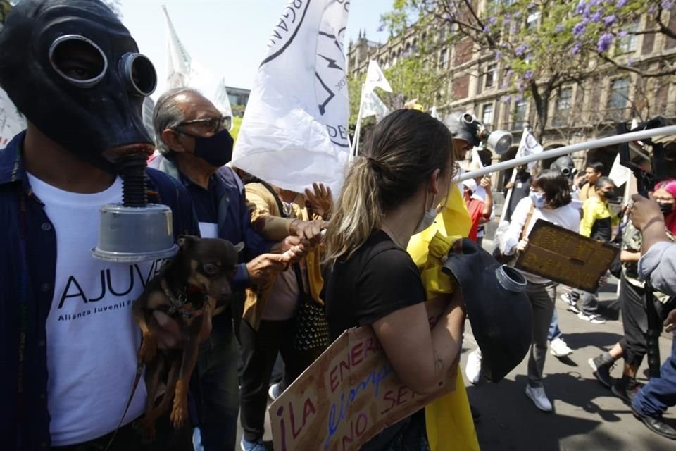 Ambientalistas se pronunciaron en contra de la ley eléctrica en las afueras del edificio de la SCJN, en el Zócalo capitalino.