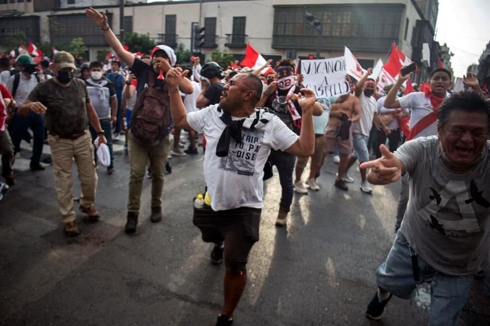 Miles de personas marchan en Lima hacia el Congreso peruano en protesta al toque de queda que levantó el Presidente tras el rechazo social.