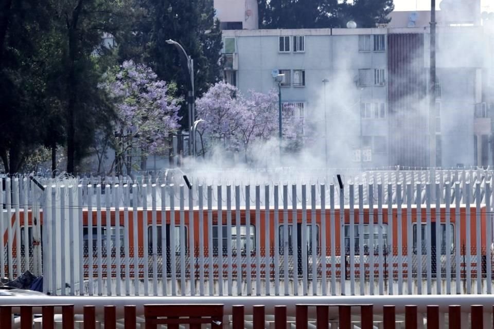 Un incendio de basura acumulada al lado de las vías de la Línea 4 del Metro, entre Candelaria y Morelos, fue controlado.