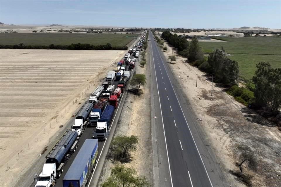 Camioneros y manifestantes han mantenido bloqueos en la región de Ica, Perú, en protesta por el alza a los combustibles.