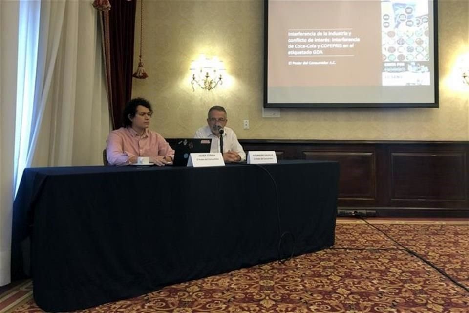 Alejandro Calvillo, director de El Poder del Consumidor, y el abogado Javier Zúñiga en conferencia.