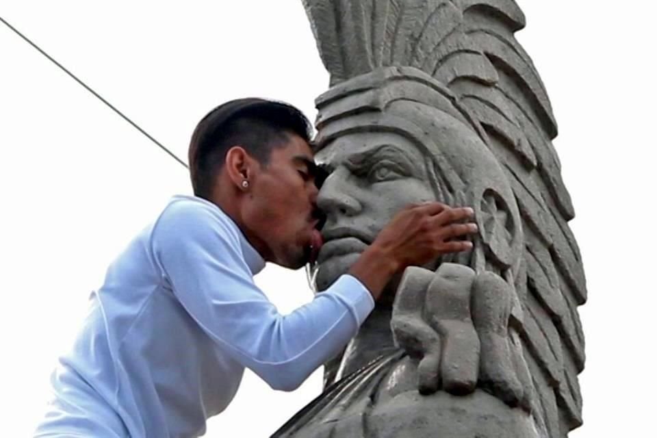 Dentro del programa Contigo en la Distancia de la Secretaría de Cultura federal, el artista Javier Ocampo presentó un performance en el que besaba y lamía estatuas de próceres históricos.