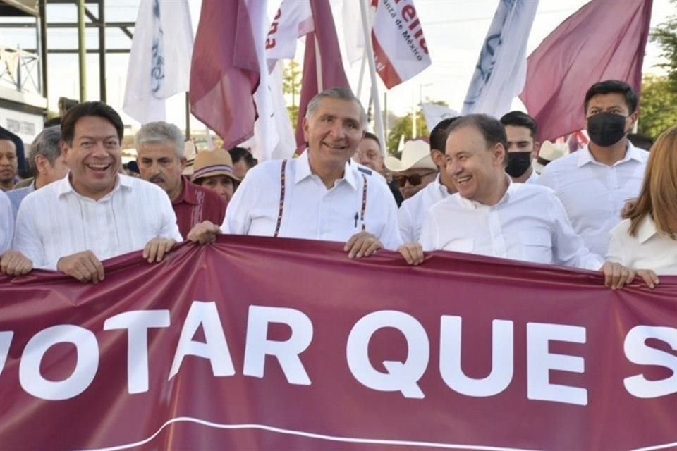 La acción administrativa también se extenderá al líder nacional de Morena, Mario Delgado, porque la ley prohíbe a los partidos políticos difundir la consulta del 10 de abril.