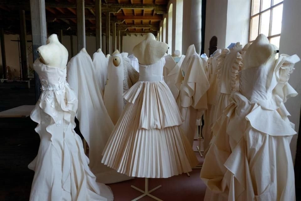 Las creaciones de 50 diseñadores de moda, en manta cruda, protagonizan la muestra inaugural del nuevo centro cultural, curada por Ana Elena Mallet.
