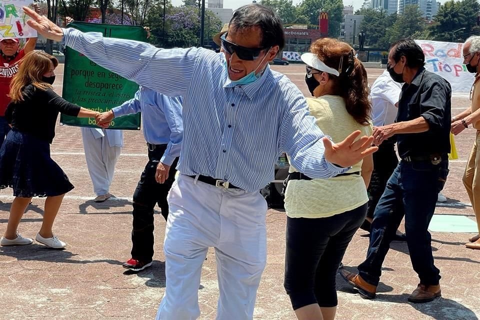 Integrantes del colectivo de personas de la tercera edad Radio Etiopía se manifestaron frente al Palacio de Gobierno de BJ por agresiones que han sufrido por parte de vendedores ambulantes.