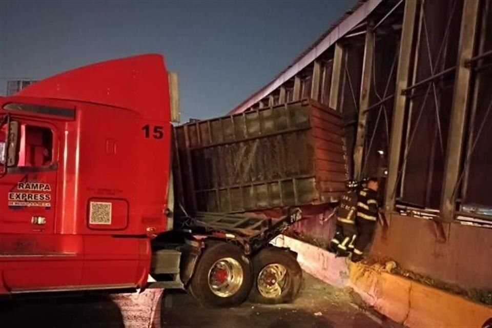 El accidente ocurrió alrededor de las 5:20 horas, sobre Circuito Interior, a la altura de Avenida Transval, en la Colonia Pensador Mexicano.