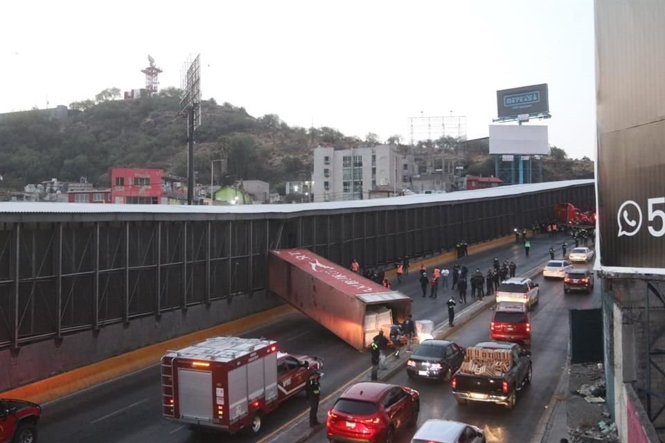 Bomberos y elementos de Tránsito trabajaron para retirar la cabina y la plataforma del tráiler.