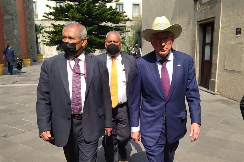 Ken Salazar a su salida de Palacio Nacional.