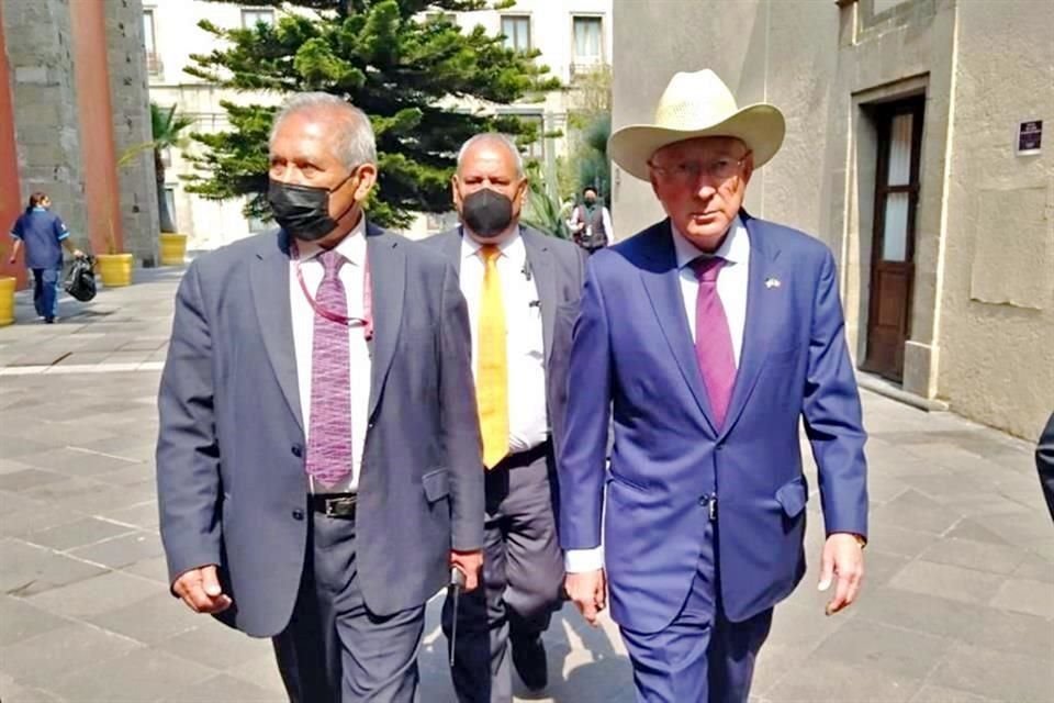 Unión eterna. Visiblemente serio, el Embajador de EU, Ken Salazar, afirmó ayer, tras una reunión en Palacio Nacional con funcionarios de Hacienda, que la unión entre su país y México es para siempre.