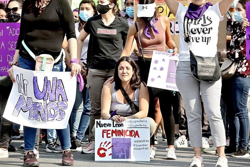 Luego de corroborarse la muerte de Marifer, familiares como su prima, Marla José marcharon ayer contra los feminicidios.