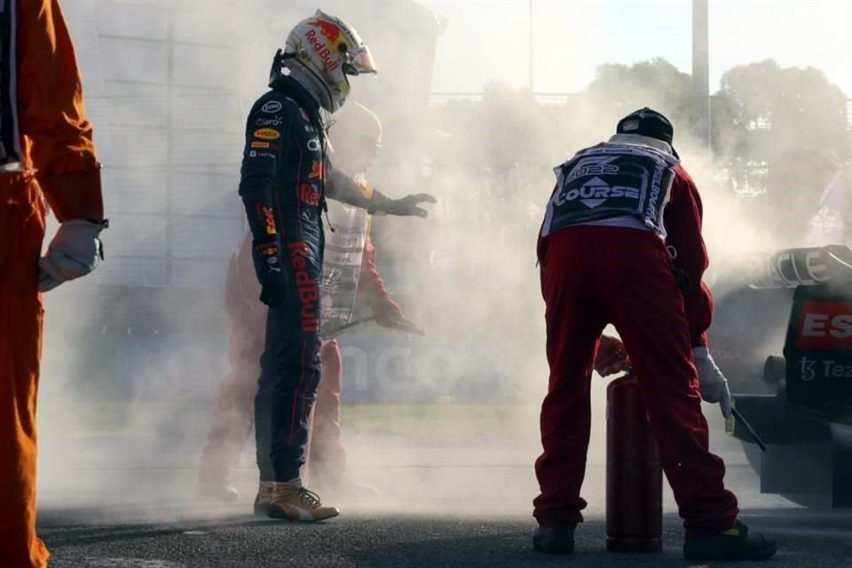 El mismo Max Verstappen dio indicaciones para que su bólido no se incendiara.