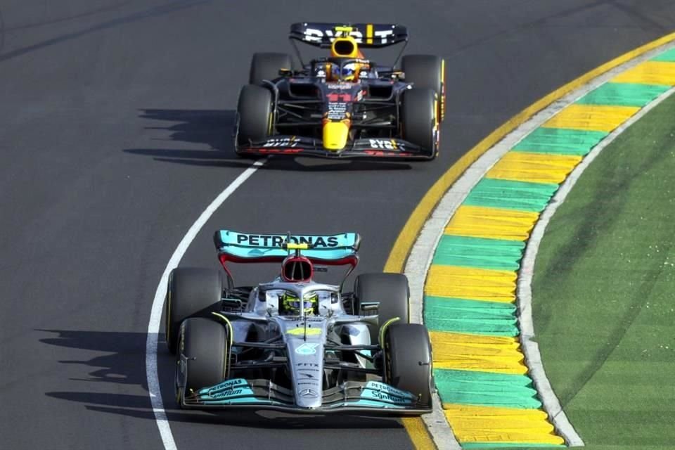 El piloto mexicano volvió a imponerse a Lewis Hamilton en un interesante duelo.