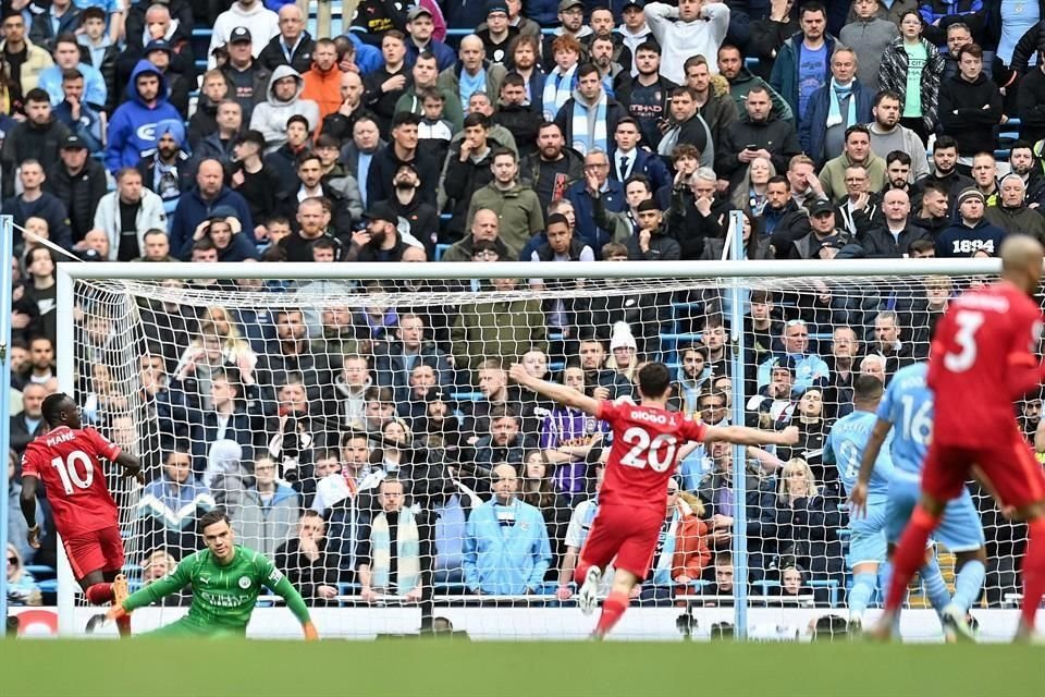 Sadio Mané puso el 2-2 definitivo con el que Liverpool se mantiene sólo a un punto del líder.