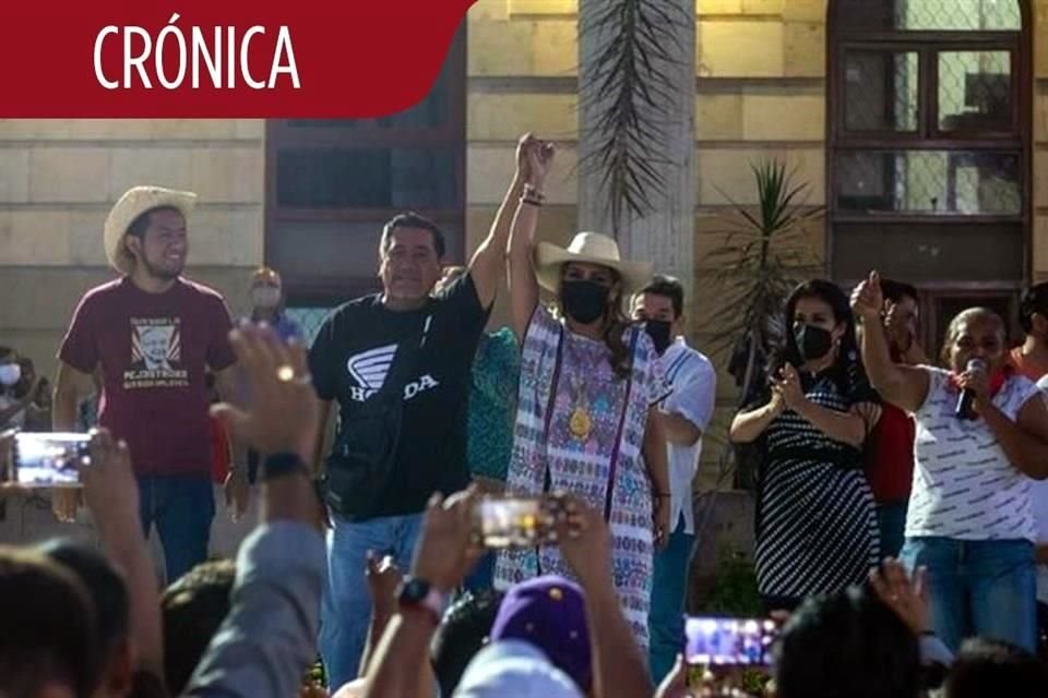 La Gobernadora de Guerrero, Evelyn Salgado, y su padre, Félix, celebraron la participación de la gente en consulta popular en Chilpancingo.