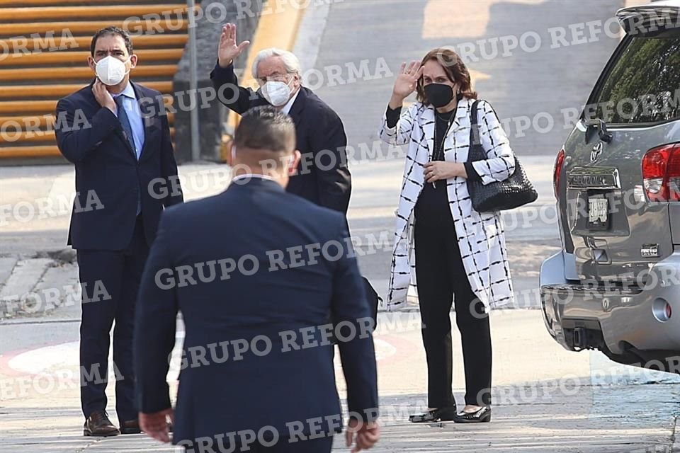 Emilio Lozoya Thalmann y Gilda Margarita Austin de Solís, padres del ex director de Pemex, acudieron al Reclusorio Norte.