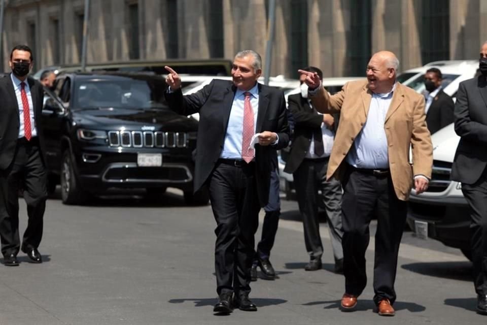 El Secretario de Gobernación, Adán Augusto López, y el Gobernador de Baja California Sur, Víctor Manuel Castro, a su llegada a Palacio Nacional.