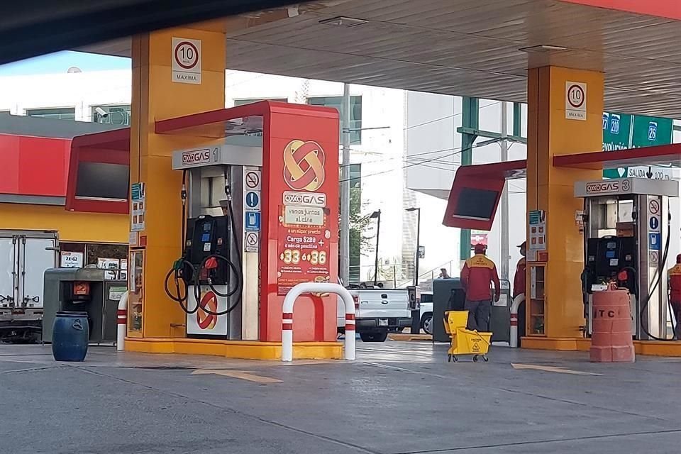 Ante la falta de la Premium, una gasolinaera ubicada en Guadalupe optó por informar a sus clientes a través de un aviso pegado en las bomba.