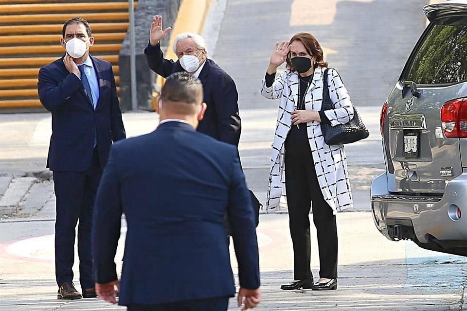 Emilio Lozoya Thalman y Gilda Margarita Austin, padres del ex director de Pemex, acudieron a la diligencia en el Reclusorio Norte.