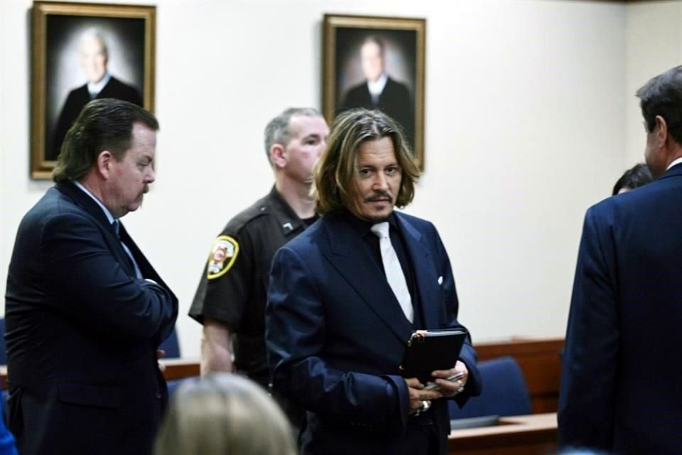 Los abogados de Johnny Depp aseguran que Amber Heard inventó sus problemas de violencia doméstica con el actor para beneficiar su carrera.