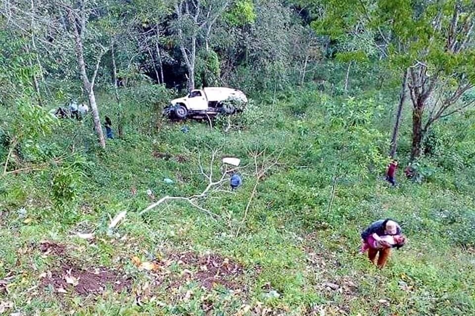 Ejidatarios sacaron en brazos del barranco a sus heridos y a sus esposas muertas.