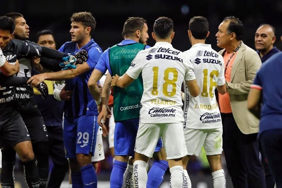 Al final, se dio un conato de bronca, luego de que Alfredo Talavera festejara ante la afición celeste.