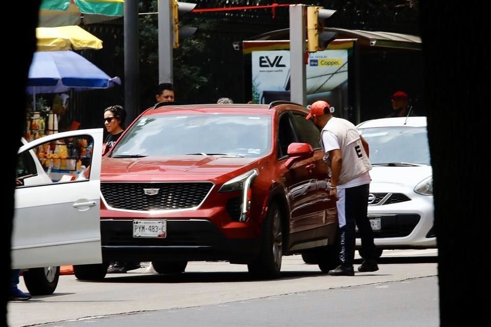 Los conductores que accedían eran llevados a vialidades contiguas a la Avenida Gandhi y a la Calle Rubén Darío, donde los franeleros le indicaban que también debían pagar el parquímetro.