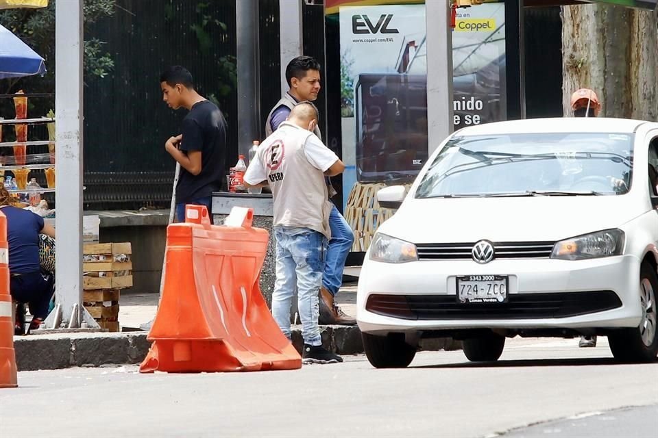 Franeleros de las inmediaciones de Chapultepec no solo cuidan autos visitantes, ahora también ofrecen un servicio irregular de valet parking.