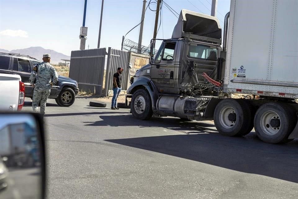 Camión de carga bloque la entrada al transporte comercial en el Puerto Santa Teresa, en Nuevo México.