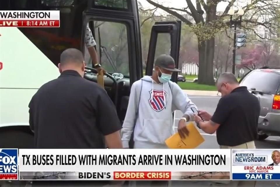 Según las imágenes de Fox News, después de bajar del camión, a los migrantes se les permitía irse.