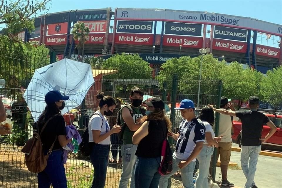 Con largas filas de fans, inició la venta de boletos en el Estadio de Beisbol Monterrey para el show de la gira de despedida de Daddy Yankee.